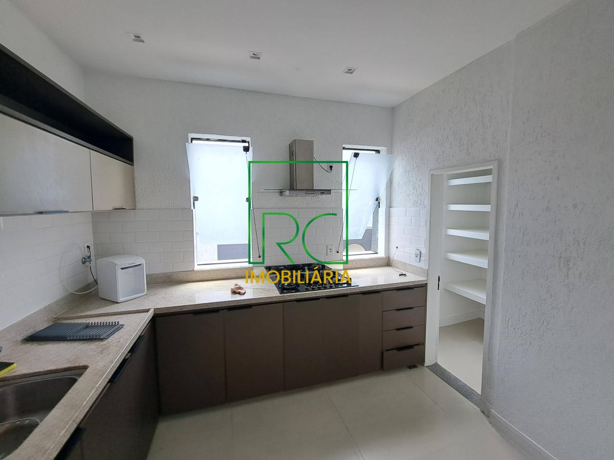 Casa de condomínio para alugar, no Condomínio Arouca em Rio de Janeiro, com 5 quartos, 900m²